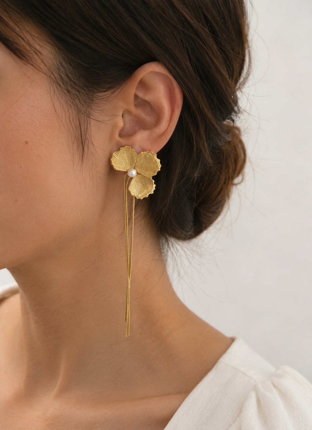 Orecchino Petalux fiore oro 3 petali con perlina e cascata fili