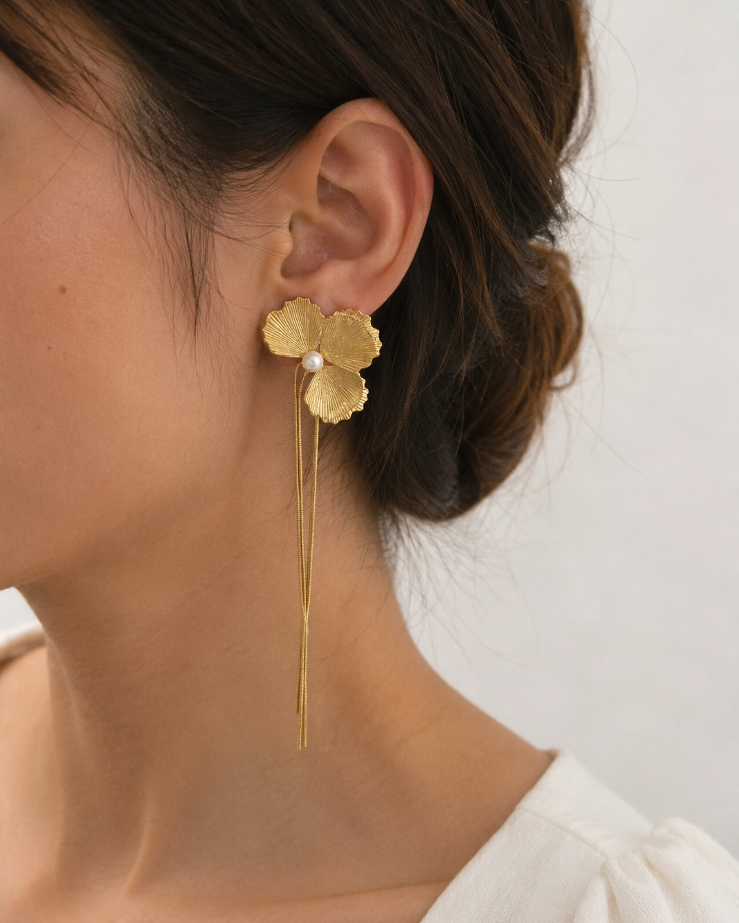 Orecchino Petalux fiore oro 3 petali con perlina e cascata fili